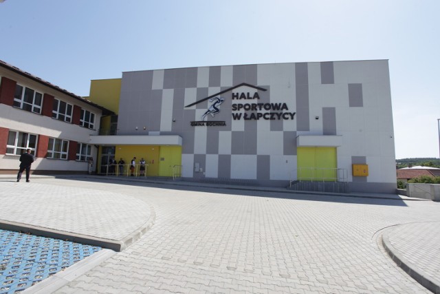 W Łapczycy uruchomiono pierwszą w gminie Bochnia pełnowymiarową halę sportową