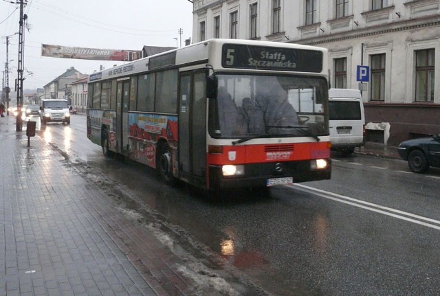 Kontrolerzy wypisali pasażerowi mandat w zgierskim autobusie linii 5.