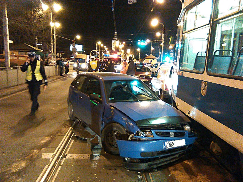 Wypadek na Traugutta. Zderzenie dwóch samochodów i tramwaju [ZDJĘCIA]