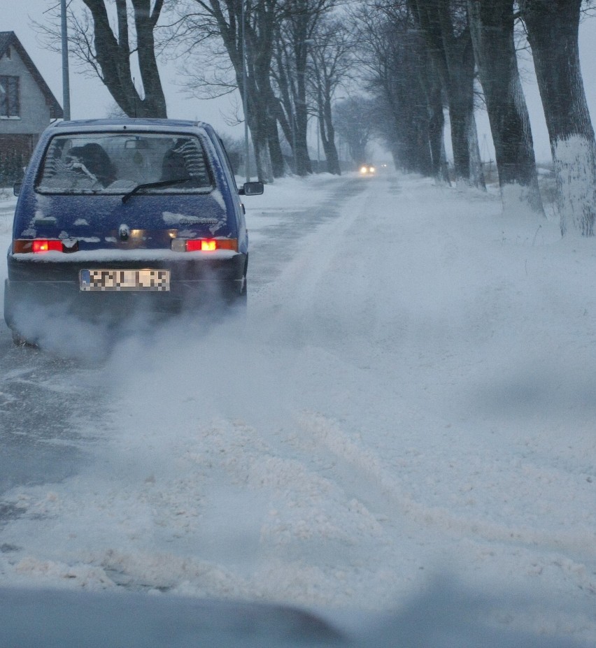 Zima prawie sparaliżowała ruch na drogach w powiecie. Najgorzej jest na otwartych odcinkach
