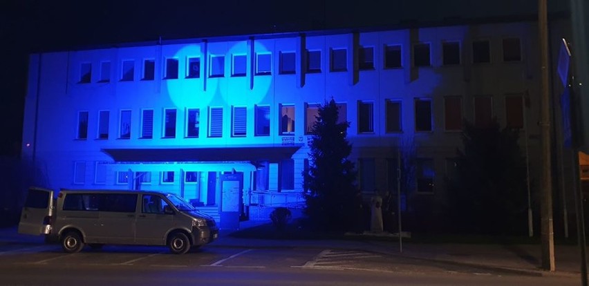Budynek starostwa włodawskiego  rozjaśniony niebieską poświatą