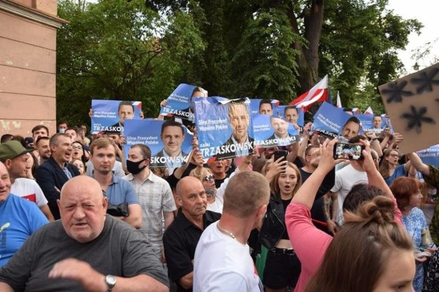 Młoda kobieta wykrzykiwała wulgaryzmy pod adresem prezydenta RP. Sprawą zajęła się policja.