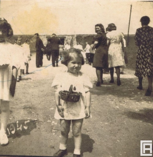Na zdjęciu mieszkańcy Luszowic wracający z obchodów Bożego Ciała w Balinie. Dziecko z koszyczkiem na pierwszym planie to Elżbieta Obrok. Zdjęcie wykonano w 1945 roku. Kolekcja Teresy Puz