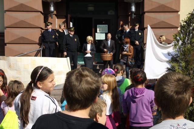 Uczniowie z SP 1 pod Urzędem Miasta. Pytały o bezpieczeństwo na drogach [ZDJĘCIA]