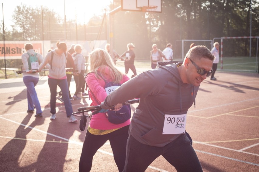 Kulturalnie, zdrowo i sportowo, czyli marsz nordic walking i wspólna zabawa w szkole w Nowym Dworze [ZDJĘCIA]