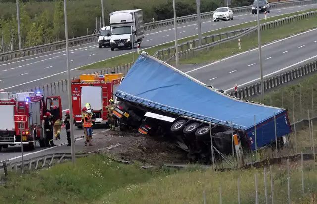 Wypadek na drodze ekspresowej S3 w Legnicy.