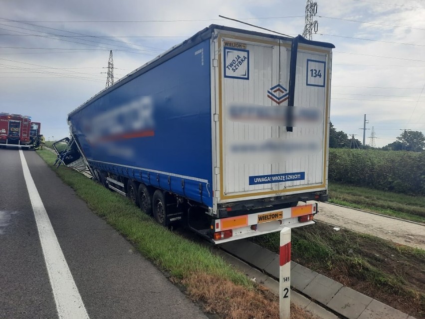 Duńkowiczki. Na drodze krajowej nr 77 tir wjechał do rowu [ZDJĘCIA]