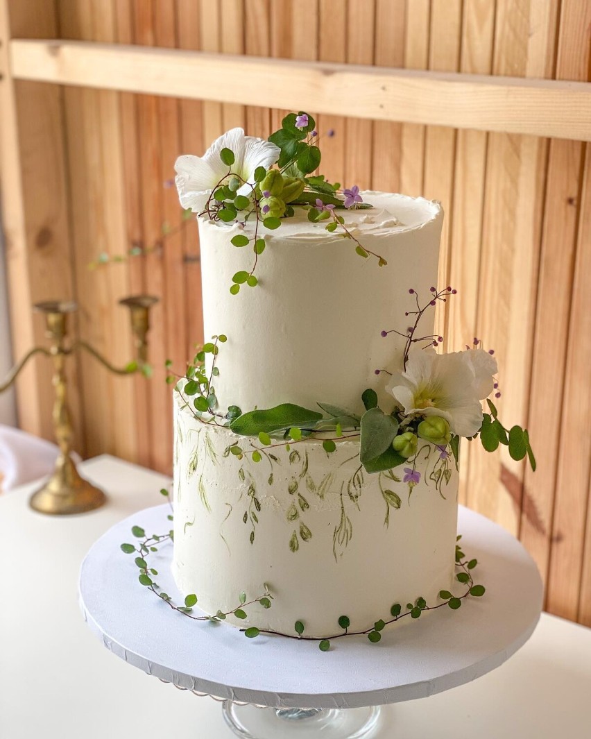 Oto najpiękniejsze torty ślubne na sezon ślubny 2023. Jakie są najmodniejsze wzory, kolory i styl dekoracji?