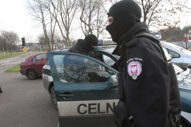 Łódzcy celnicy zlikwidowali kompletną linię do odkażania alkoholi technicznych oraz zarekwirowali blisko 8,5 tys. nielegalnego alkoholu.