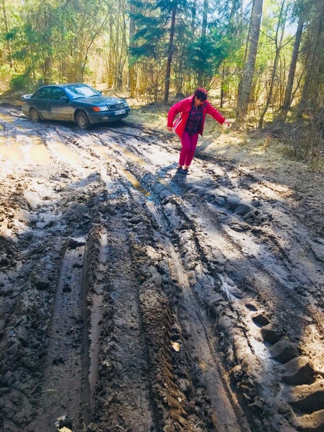 est taka jedna wieś, do której nie ma drogi. Do Polanek nie da się dojechać. I nie można nic z tym zrobić. Przynajmniej na razie.