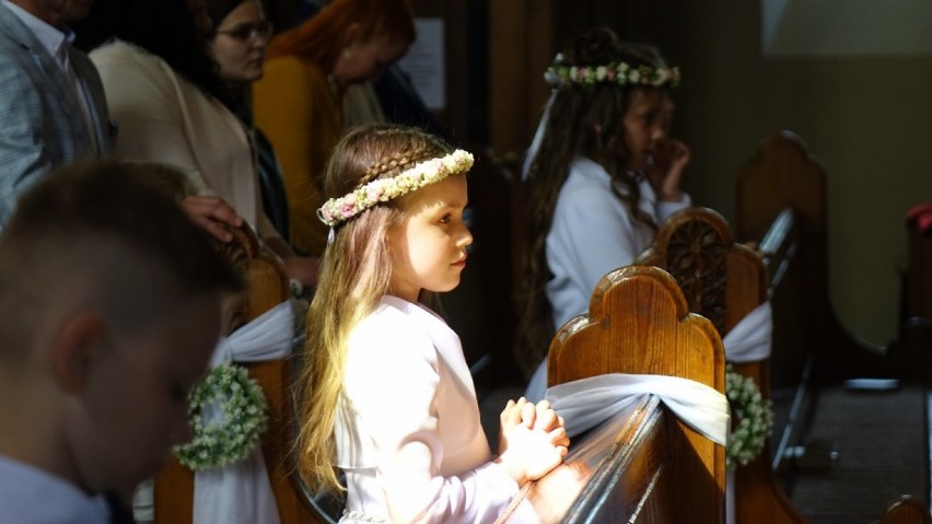 Trzecia niedzielna grupa przystąpiła do sakramentu Pierwszej Komunii Świętej w parafii pw. św. Józefa Oblubieńca NMP