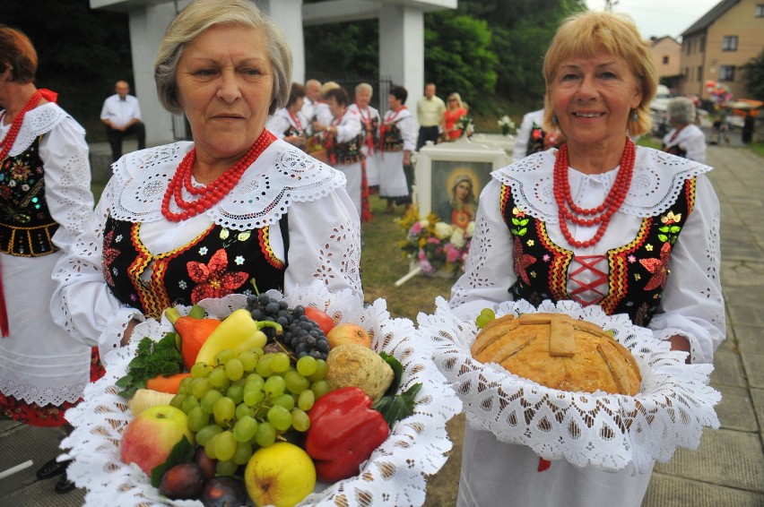 Uroczystość odsłonięcia i poświęcenia rzeźby Matki Bożej...