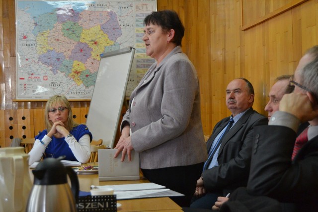 Dyrektor Ośrodka Pomocy Społecznej na sesji rady gminy przestrzegała przed oszustką