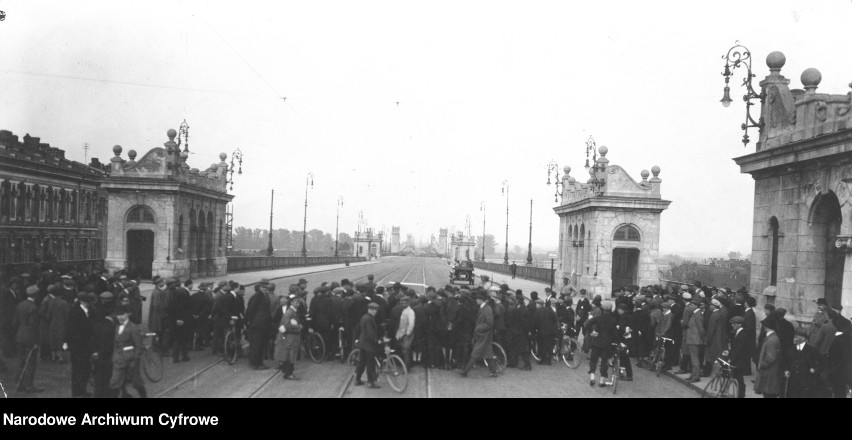 Tłum gapiów obserwujących wydarzenia na Moście Poniatowskiego 12 maja 1926