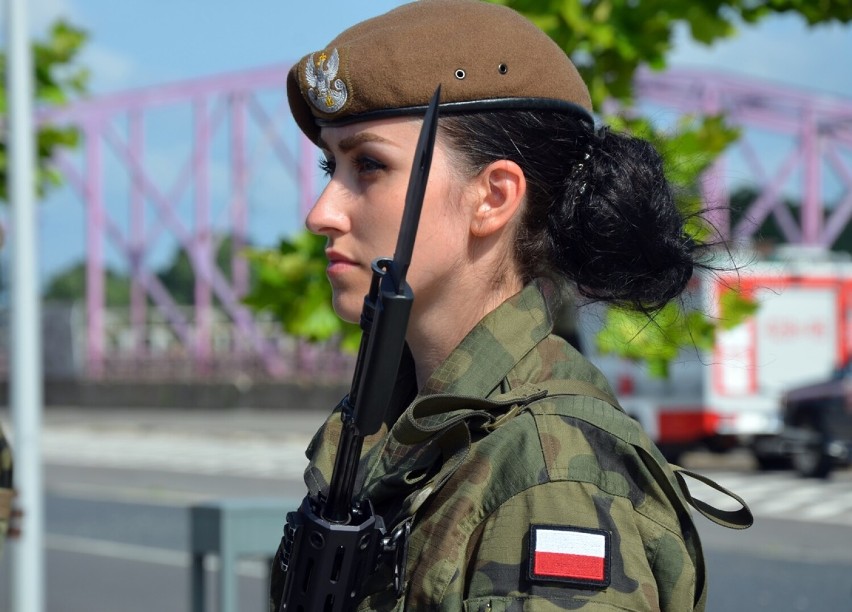 Żołnierze WOT z Dolnego Śląska złożyli przysięgę na bulwarze w Głogowie. Na uroczystości pojawili się też protestujący. Zdjęcia 