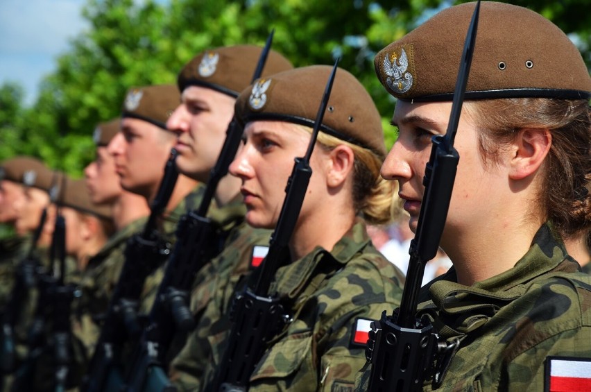 Żołnierze WOT z Dolnego Śląska złożyli przysięgę na bulwarze w Głogowie. Na uroczystości pojawili się też protestujący. Zdjęcia 