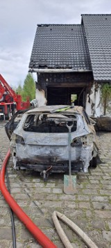 Pożar w Dźwiersznie Wielkim w gminie Łobżenica. Spłonęły dwa auta, jedna osoba jest poszkodowana 