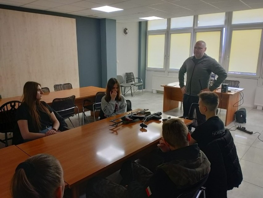 Policjanci z Radomska zachęcają młodzież do wstąpienia w szeregi policji. ZDJĘCIA