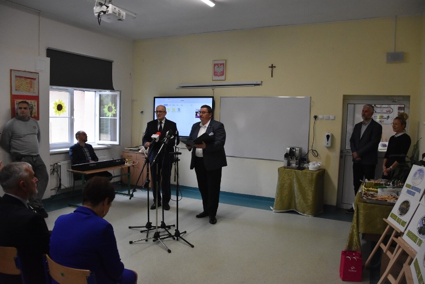 Wałbrzych: Szkoła w Sobięcinie ma Zielone Laboratorium Taurona