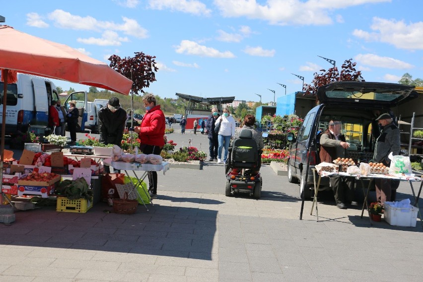 Rynek w Lipnie. Ceny warzyw i owoców nie spadają. Wyższe niż w roku ubiegłym [zdjęcia, sonda]