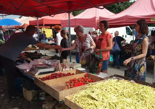 Czwartek na targowisku miejskim w Radomsku. Ceny warzyw i owoców