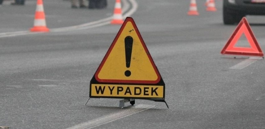 Tragiczny wypadek na trasie Barkowo - Bińcze. 62-letni mężczyzna zginął po uderzeniu w drzewo. Droga zablokowana!