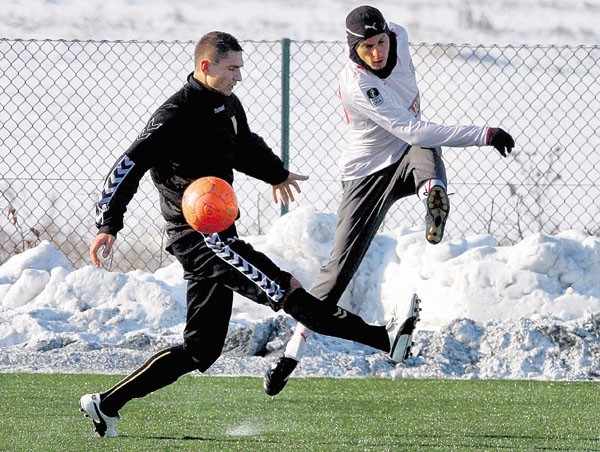 Brazylijczyk Dudu (od prawej) po raz pierwszy grał w takim mrozie przy zwałach śniegu