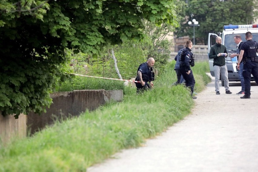 Zwłoki znaleziono 13 maja, a 24 maja zatrzymano sprawcę.