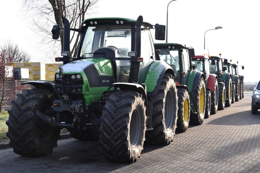Dziesiątki śremskich rolników w ramach protestu przejechało...