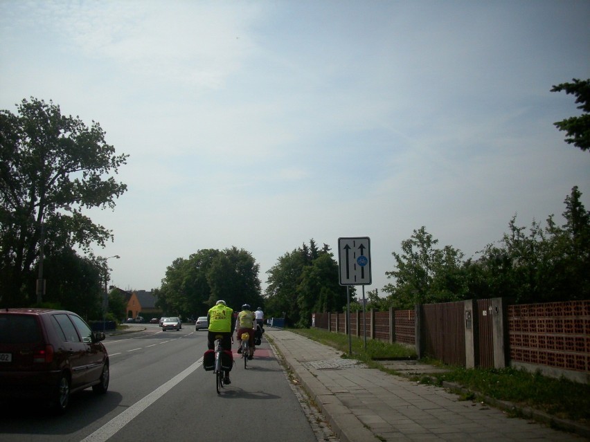 Przykład z czeskiej Opavy. Dla rowerzystów wyznaczony jest...