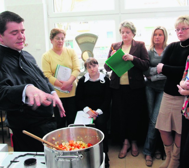 Francuski szef kuchni pokazywał, jak smacznie przyrządzać dania dla uczniów.