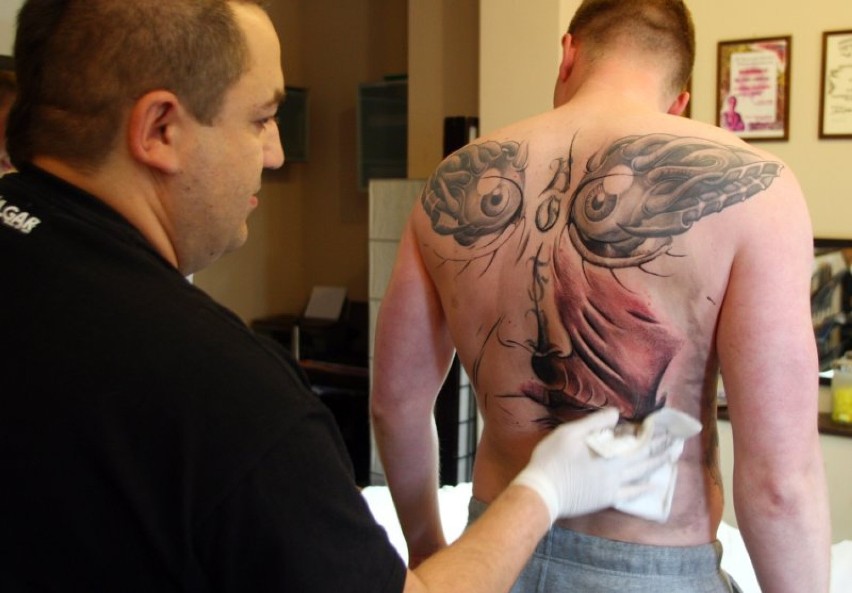 Ten wielki tatuaż zakrywa inny, który klient studia...