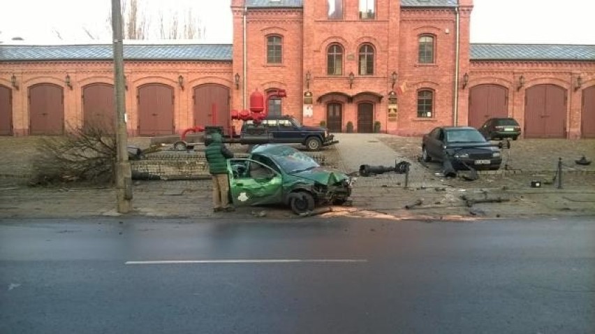 Wypadek na Tymienieckiego w Łodzi. Ford zniszczył barierki, latarnię i dachował [ZDJĘCIA]