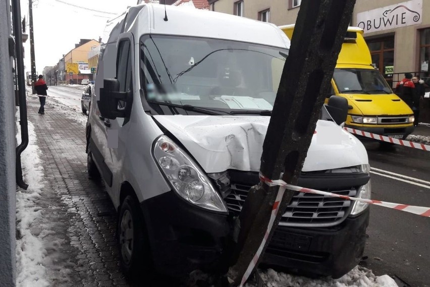 55-letni kierowca ciężarówki z Włocławka uderzył w renault i odjechał [zdjęcia]