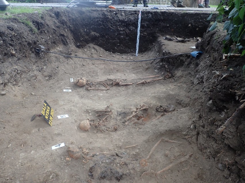 Ekshumacje w Białej Nyskiej. Archeolodzy odnaleźli tu groby żołnierzy z II wojny światowej