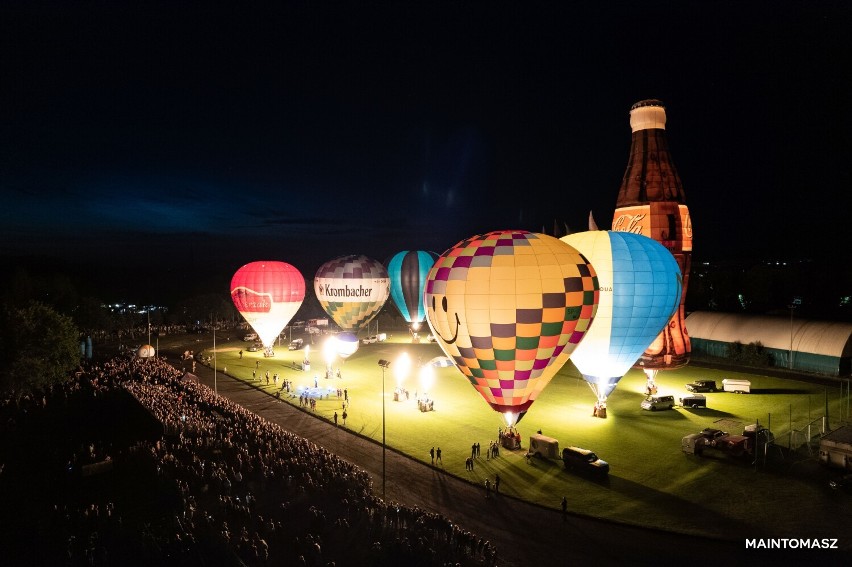 Ujęcia nocnej gali balonowej w Szczecinku z drona