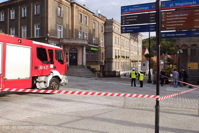 Anonimowy rozmówca powiadomił telefonicznie policję o bombie podłożonej w Urzędzie Miejskim w Wałbrzychu. Alarm okazał się fałszywy