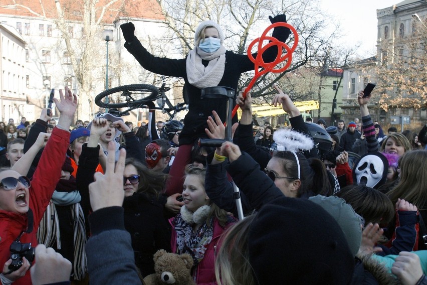 Harlem Shake w Legnicy, tak tańczyła młodzież na Placu Słowiańskim