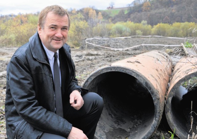 -&nbsp;Na głębokości dziewięciu metrów pod Dunajcem zainstalowano takie rury - mówi  wójt Chełmca Bernard Stawiarski. Jedną będzie płynąć woda z ujęć w Marcinkowicach, drugą ścieki do Wielogłów