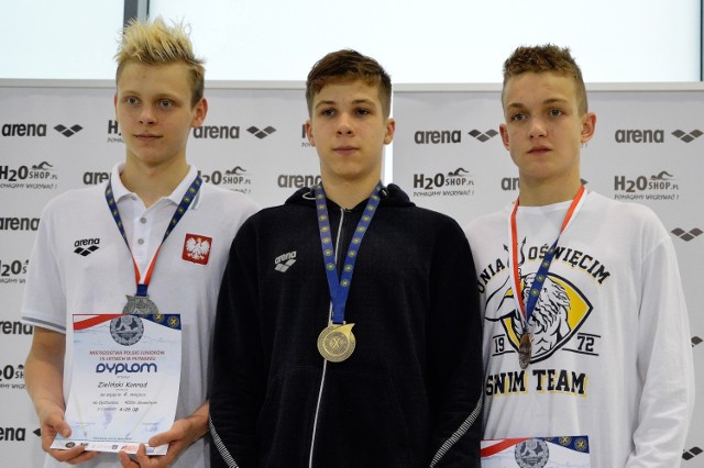 Oświęcimianin Michał Daszkiewicz (w środku) zdobył złoty medal na 400 metrów stylem dowolnym, ustanawiając nowy rekord Polski juniorów 15-letnich.