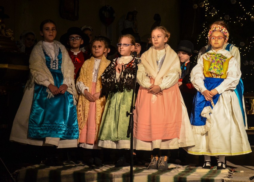 Koncert kolęd i pastorałek w wykonaniu Zespołu Folklorystycznego "Szamotuły" [ZDJĘCIA]