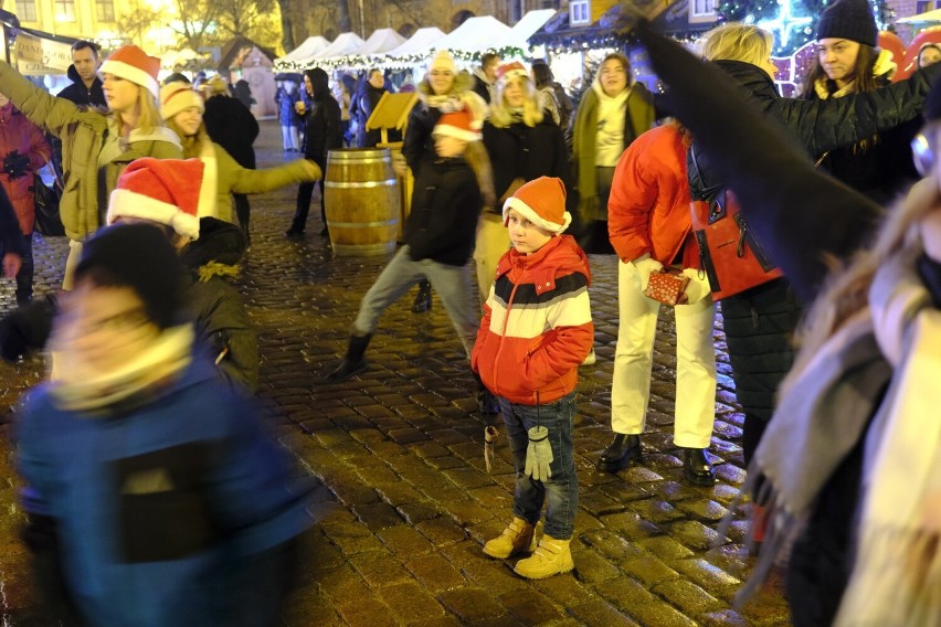 Mikołajki na jarmarku w Toruniu. Dzieciaki z domu dziecka dostały prezenty od św. Mikołaja