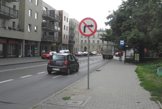 Kierowcy odpowiednio wcześniej widzą znak zakazujący skrętu w ulicę Kwiatową. Muszą jechać dookoła bloków.
