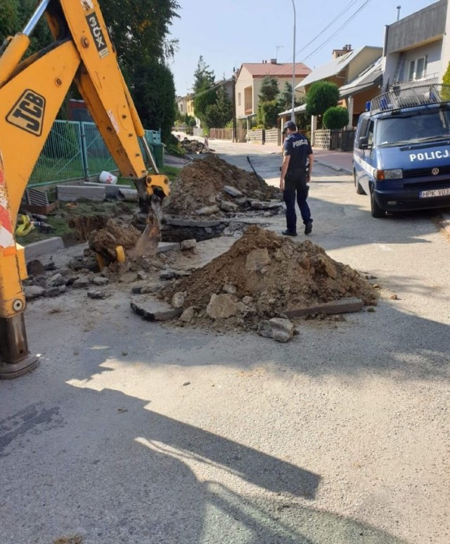 Policjanci zabezpieczają miejsce awarii.