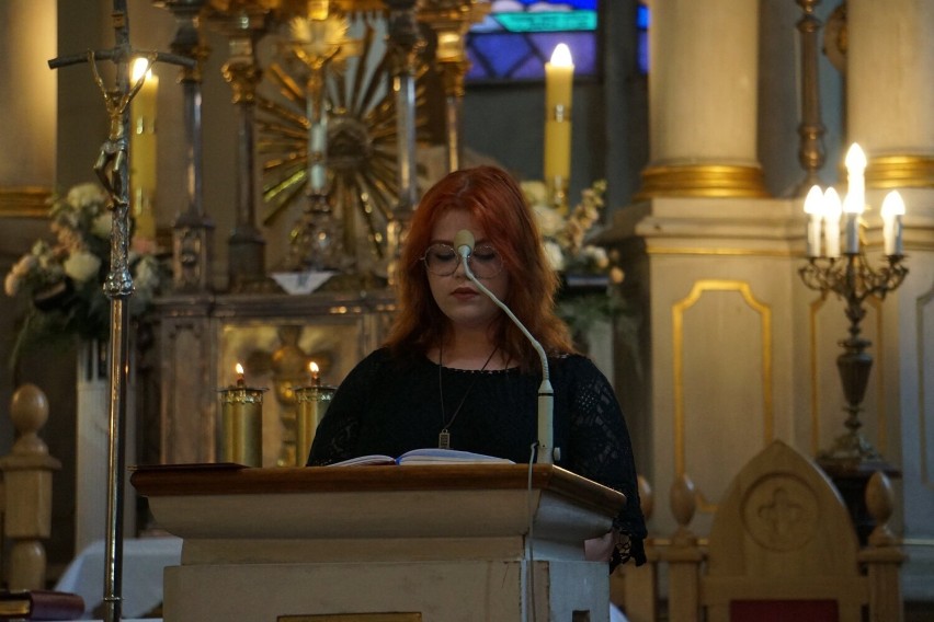 Młodzież z parafii Świętego Mikołaja w Końskich przyjęła sakrament bierzmowania. Zobacz zdjęcia