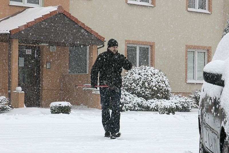 Intensywne opady śniegu w Łodzi spowodowały, że pojazdy...