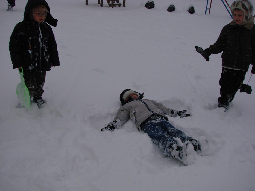 Zimowe zabawy w ogrodzie przedszkolnym.