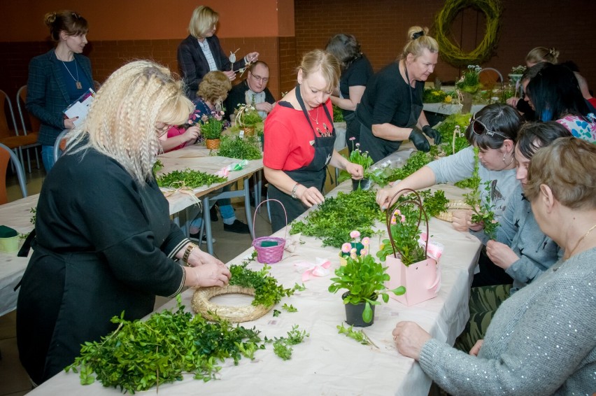 Warsztaty florystyczne w Bogatyni. Podopieczni pracowni "Bez Barier" stworzyli piękne stroiki