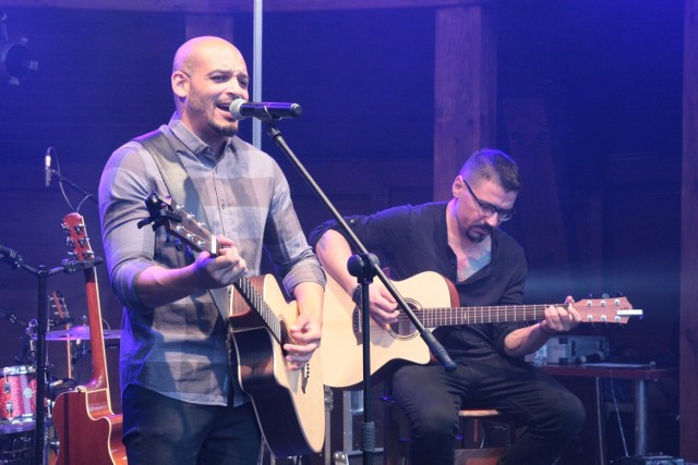 Wieczór Folkowy, który odbył się w Radawie, należał do folkowo-rockowego zespołu Redlin. Formacja dała świetny koncert muzyki folkowej z całego świata. Żywiołowa i pozytywna energia, jaką przekazali publiczności muzycy, porwała niejednego do tańca.

Przed występem zespołu Redlin zgromadzoną nad Lubaczówką publiczność rozgrzewał Damian Ukeje, zwycięzca pierwszej edycji The Voice of Poland. Artysta zaprezentował najpopularniejsze utwory legendarnego zespołu Maanam, jak również dodał kilka swoich kompozycji.

Wieczorek tematyczny, podobnie jak w ubiegłym tygodniu, poprowadził Wójt Gminy Wiązownica Marian Ryznar.

ZOBACZ TEŻ: Zobacz 10 najwyższych szczytów w polskich Bieszczadach
