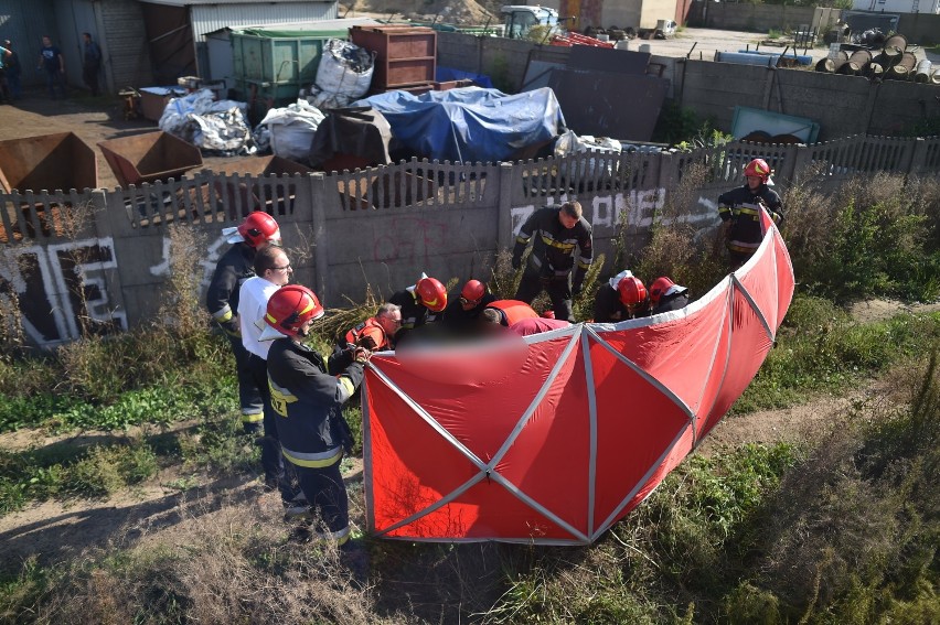 Tragiczne potrącenie przez pociąg w Lesznie. Mimo reanimacji mężczyzna zmarł w drodze do szpitala  [ZDJĘCIA i FILM]